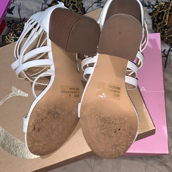 White block heels - Picture 3 of 4